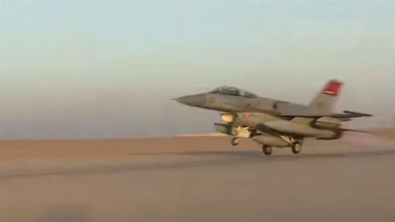 Avión egipcio despega en una misión de ataque a Derna