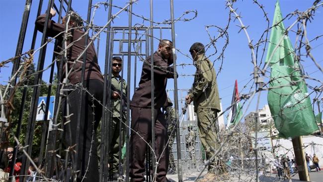 Militantes de Hamas representan una celda israelí durante una jornada de solidaridad con los presos en Gaza