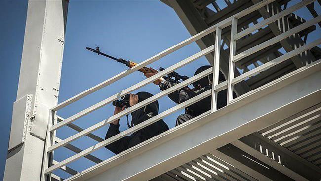 Miembros de las fuerzas de seguridad disparan contra los terroristas en el Parlamento