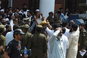 Hafiz Saeed (izda) a la salida de un juzgado