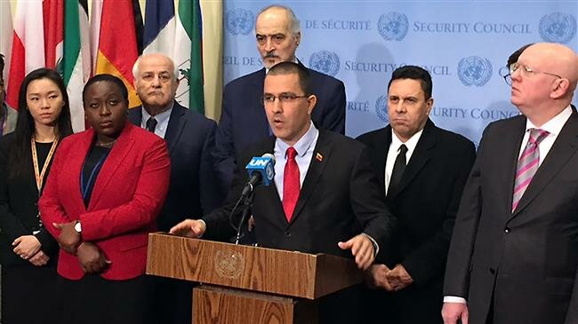 Arreaza con varios embajadores de países que apoyan a Venezuela en la ONU