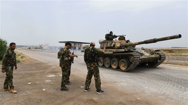 tanque-junto-soldados