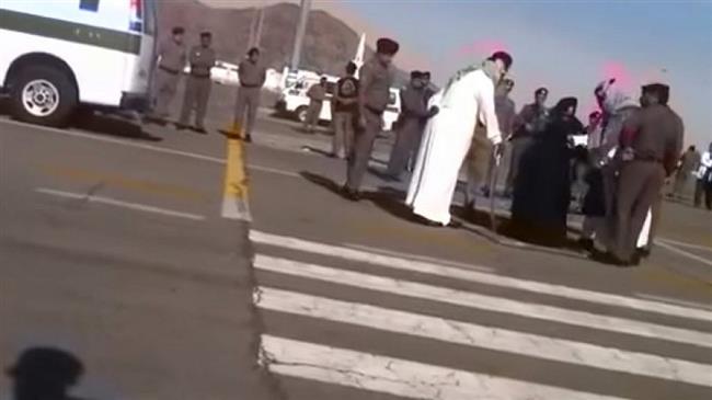 Momentos anteriores a la ejecución de una mujer detenida con una espada en Arabia Saudí