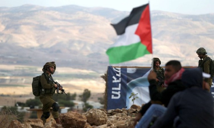 soldados-israelies-palestinos-bandera