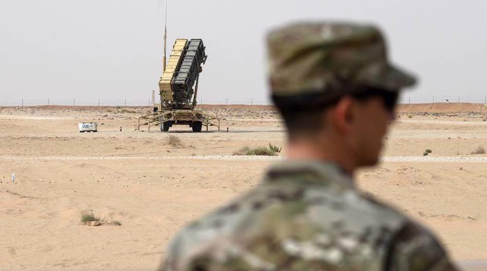 Soldado estadounidense junto a una batería de misiles Patriot en Arabia Saudí