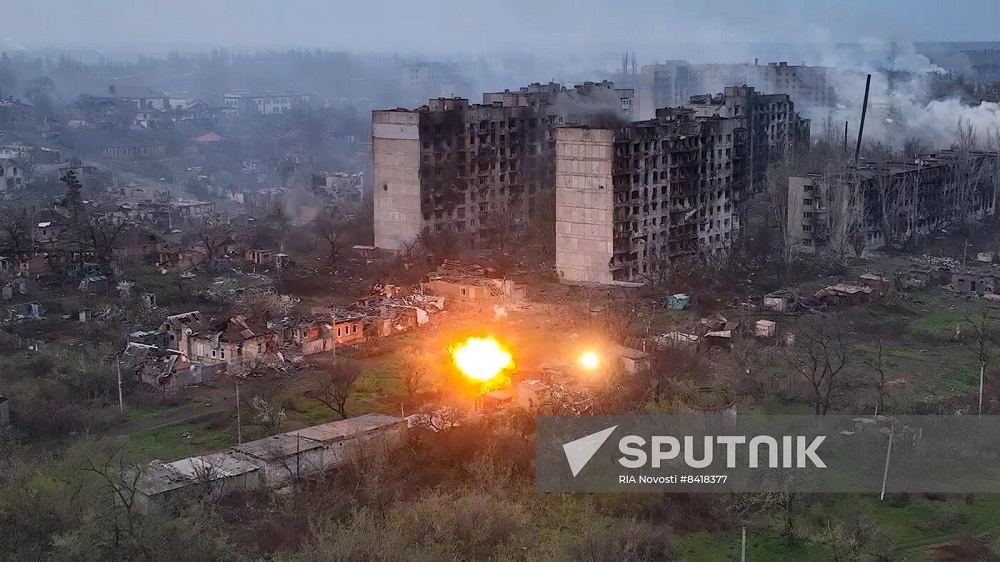 ðòèëëåðèéñêèé óäàð ïî ïîçèöèßì â çàïàäíîé ÷àñòè ðòÞìîâñêà(ñêðèíøîò ñ âèäåî) - èñòî÷íèê/àâòîð îâîñòè