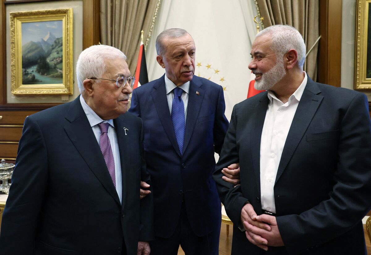 This handout photograph taken and released by the Turkish Presidency Press Office on July 26, 2023, shows Turkish President Recep Tayyip Erdogan (C) meeting with Palestinian President Mahmoud Abbas (L) and the leader of the Palestinian Hamas movement Ismail Haniyeh (R) at the Presidential Complex in Ankara. RESTRICTED TO EDITORIAL USE - MANDATORY CREDIT "AFP PHOTO / TURKISH PRESIDENCY PRESS OFFICE" - NO MARKETING NO ADVERTISING CAMPAIGNS - DISTRIBUTED AS A SERVICE TO CLIENTS
(Photo by Mustafa KAMACI / TURKISH PRESIDENCY PRESS OFFICE / AFP) / RESTRICTED TO EDITORIAL USE - MANDATORY CREDIT "AFP PHOTO / TURKISH PRESIDENCY PRESS OFFICE" - NO MARKETING NO ADVERTISING CAMPAIGNS - DISTRIBUTED AS A SERVICE TO CLIENTS