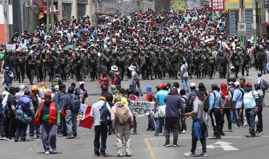 policias-manifestantes-peru