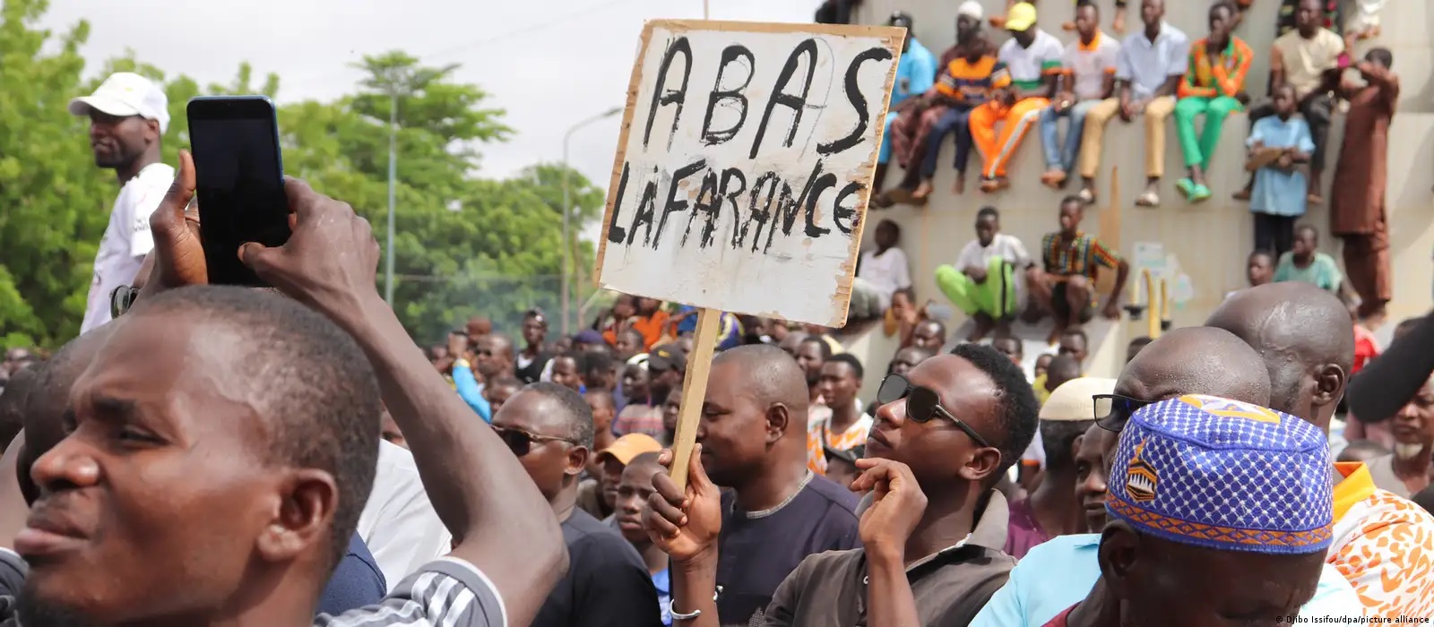 "Abajo Francia" dice en una rústica pancarta llevada por manifestatantes por las calles de Niamey, capital de Níger, Imagen: Djibo Issifou/dpa/picture alliance