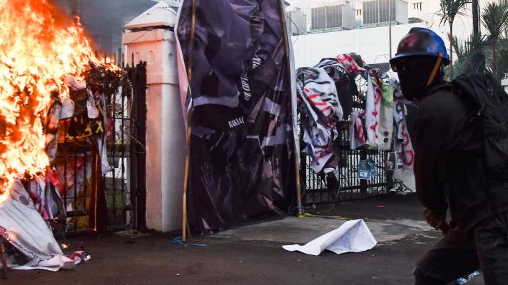 Una protesta contra la Ley de Creación de Empleo en Bandung se vuelve violenta. Los documentos revelan que el personal de la embajada de Estados Unidos participó directamente en el fomento de protestas laborales en un intento por debilitar al presidente (Foto: AP)