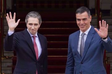 Simon Harris y Pedro Sánchez