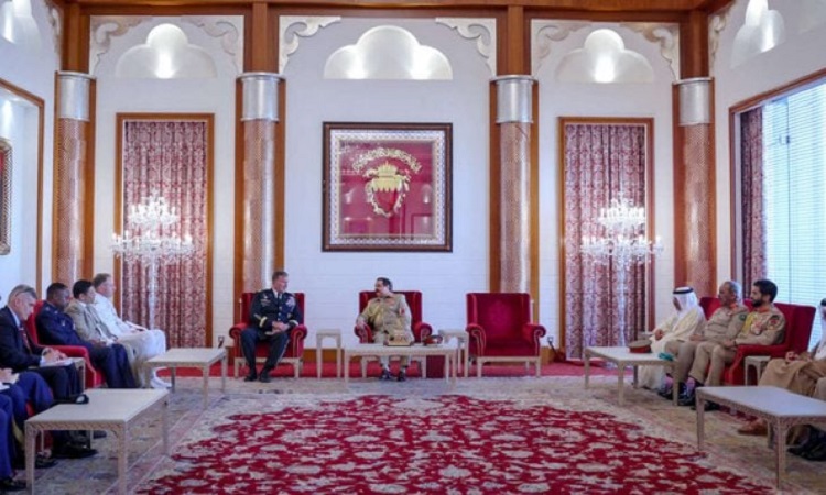 Encuentro del rey de Bahrein con el general estadounidenses Michael Kurilla del CENTCOM