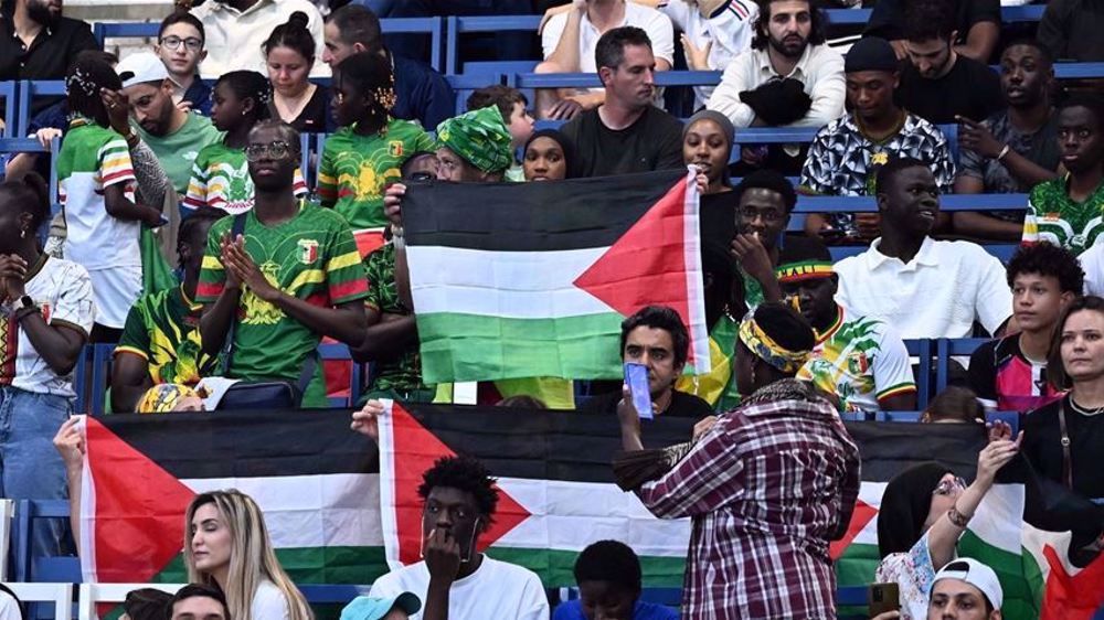 Banderas palestinas en el partido de fútbol Mali-"Israel"