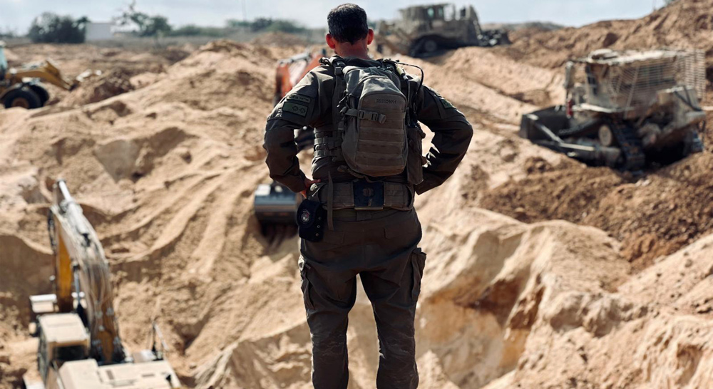 soldado-israeli-mira-ruinas-gaza