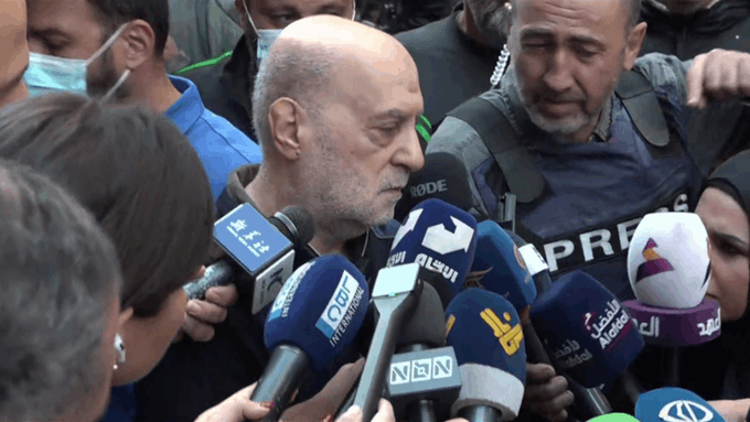 El diputado de Hezbolá, Amin Sherri, habla con periodistas en el lugar del ataque israelí en Al-Basta en la capital libanesa, Beirut (sábado 23 de noviembre de 2024)