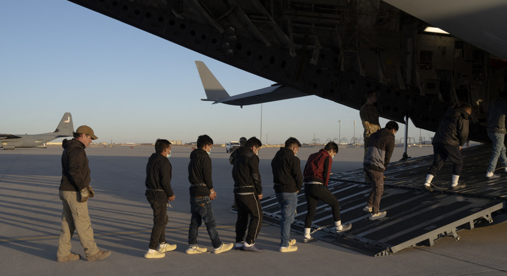 inmigrantes-indocumentados-bordo-avion-militar-eeuu