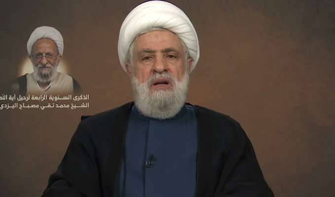 El secretario general de Hezbolá, Sheij Naim Qassem durante la Cuarta Conferencia Internacional en Honor del Ayatolá Muhammad Taqi Mesbah Yazdi en Teherán