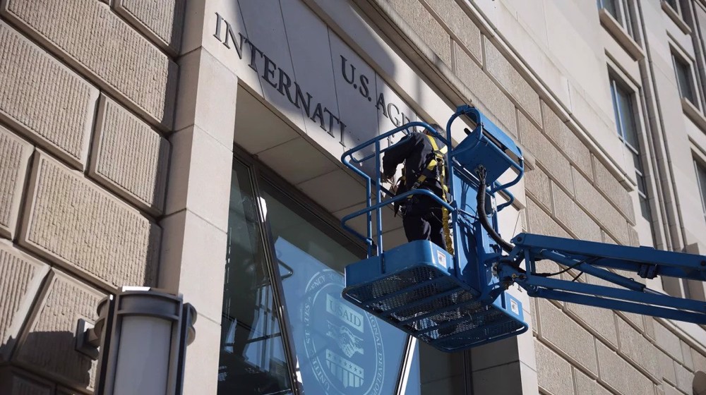 Empleados quitan el signo de la USAID en Washington DC