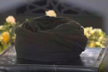 Captura de pantalla de un vídeo filmado por Al-Manar que muestra el turbante negro de Sayyed Nasralá en su santuario en el sur de Beirut (31 de marzo de 2025)