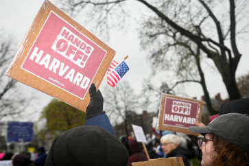 manifestacion-manos-fuera-harvard