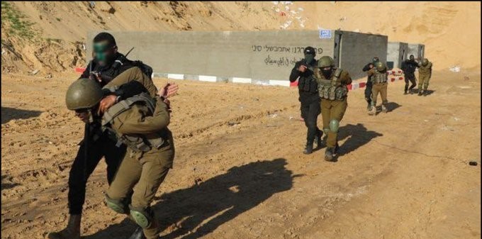 Combatientes palestinos llevan a soldados israelíes prisioneros