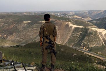 Un soldado israelí se encuentra en un puesto de observación en los Altos del Golán ocupados por "Israel" con vistas al sur de Siria, el 25 de marzo de 2025. AFP - JALAA MAREY