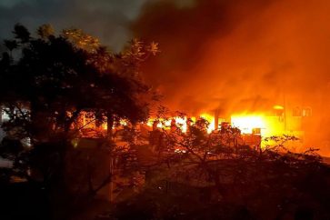 La ocupación israelí comete una nueva masacre tras atacar la escuela Musa ben Nusair, que alberga a personas desplazadas en el barrio de Al-Daraj, en el centro de la ciudad de Gaza, con dos drones suicidas