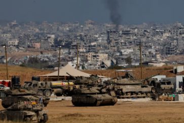 Vehículos israelíes cerca de la frontera con Gaza