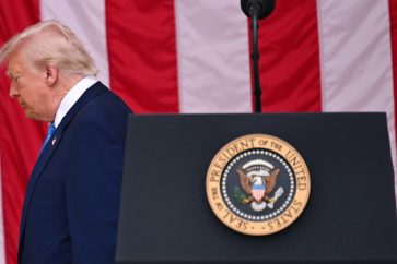 trump-abandona-podio