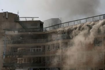 El humo se eleva en el área donde se encuentra el Hospital Militar Soroka después de un ataque con misiles que tuvo como objetivo un cuartel general militar cercano (jueves, 19 de junio de 2025).