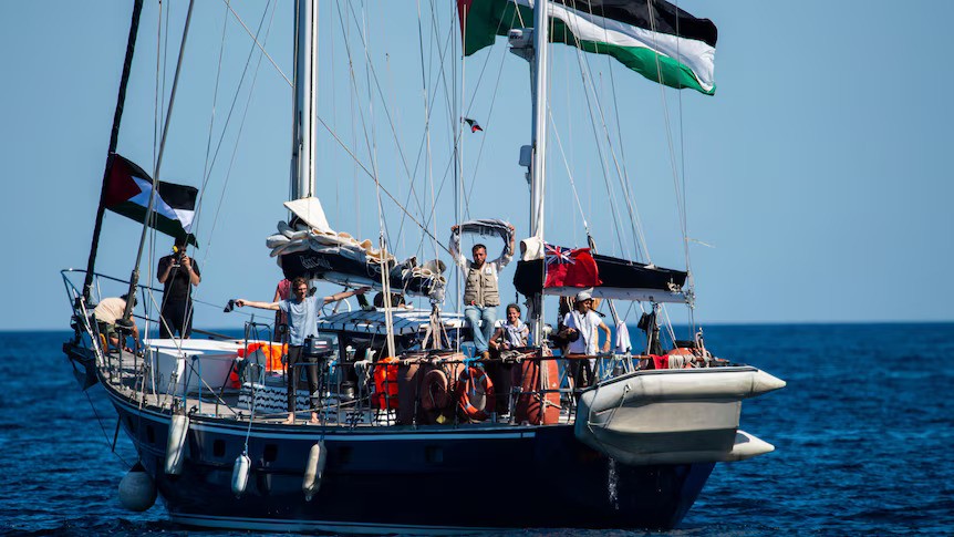 Activistas de la Coalición de la Flotilla de la Libertad abordan el barco Madleen antes de zarpar hacia Gaza. (AP: Salvatore Cavalli)