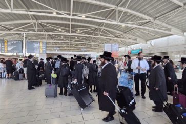 Israelíes en el aeropuerto de Larnaka, en Chipre
