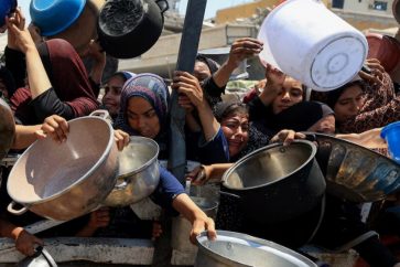 palestinos-recipientes-buscan-comida