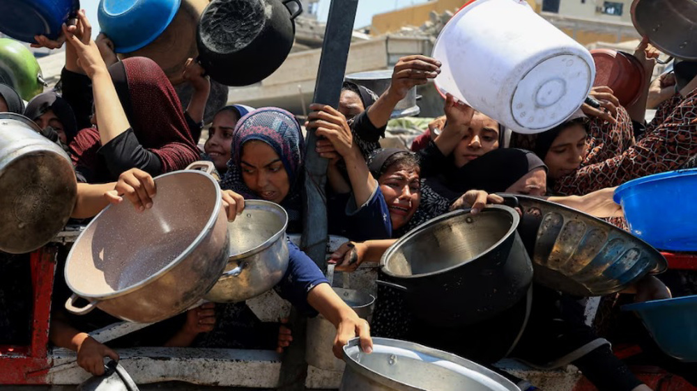 palestinos-recipientes-buscan-comida