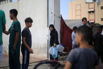 palestinos-desplazados-gaza-recogen-agua