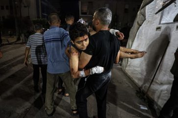 padre-lleva-nino-herido