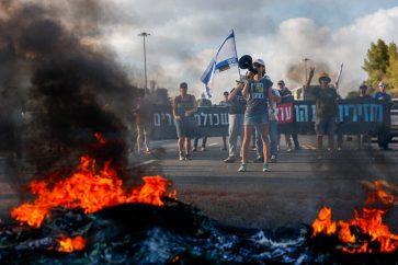 Manifestantes cortan carretera cerca de Tel Aviv