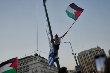 Manifestante griego ondea la bandera palestina ante el Parlamento en Atenas