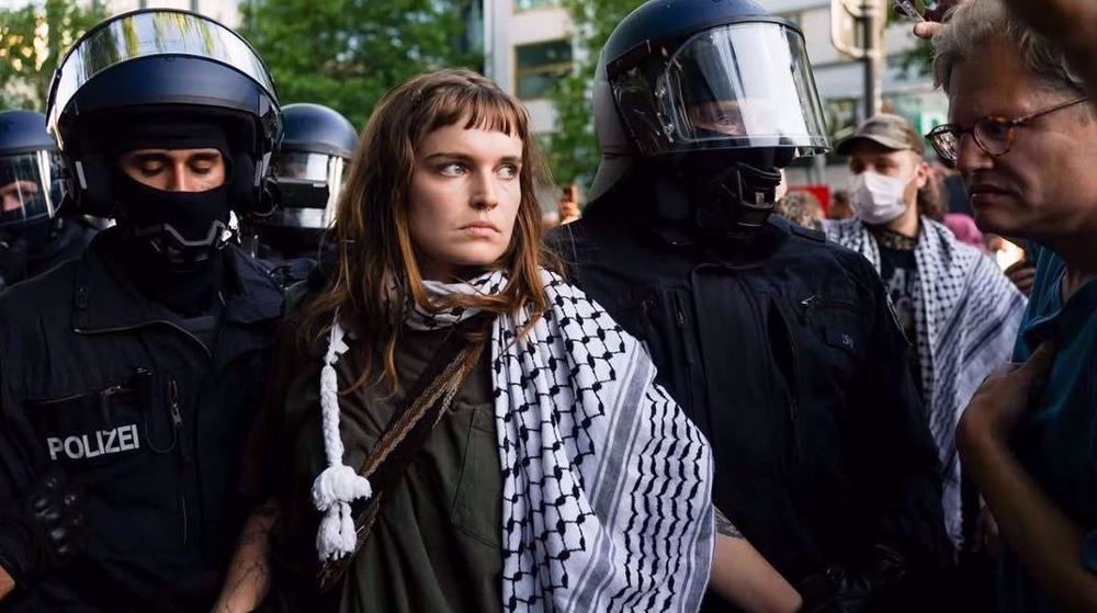 Policías alemanes arrestan a una activista propalestina