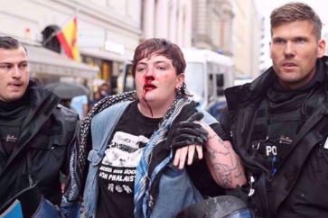 manifestante-apaleada-policia-alemana