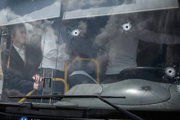 8 de septiembre de 2025, Israel, Jerusalén: Disparos en el parabrisas de un autobús en la parada donde se produjo un tiroteo en Jerusalén. Foto: Ilia Yefimovich/dpa (Foto de Ilia Yefimovich/picture alliance vía Getty Images)