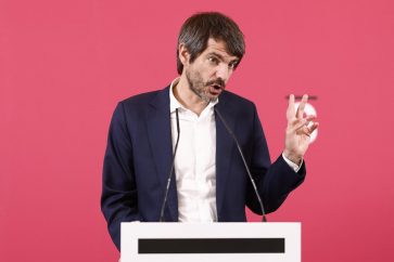 El ministro de Cultura y portavoz de Movimiento Sumar, Ernest Urtasun, en una imagen del 12 de mayo de 2025. [(Foto: EFE/ Zipi Aragon)]