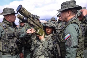 Ministro de Defensa de Venezuela, Vladimir Padrino (derecha) junto con militares venezolanos