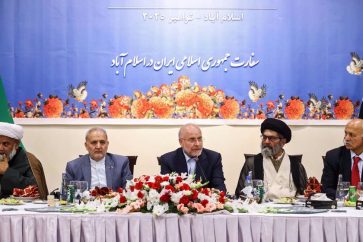 Muhammad Baqer Qalibaf con académicos pakistaníes