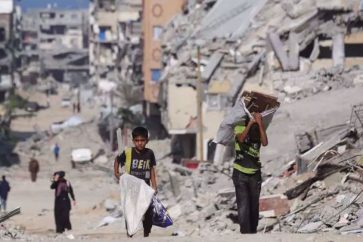 ninos-caminan-edificios-destruidos-gaza-2