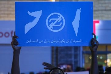 Manifestante somalí con los mapas de Somalia y Palestina