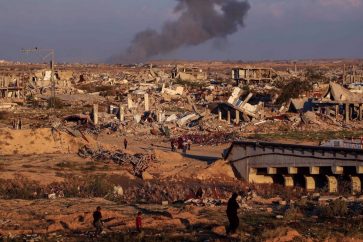 personas-caminan-escombros-gaza